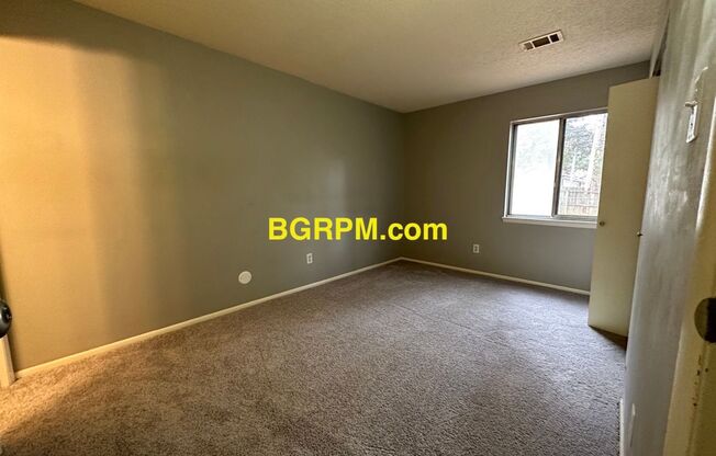 3 beds, 1.5 baths, $1,000