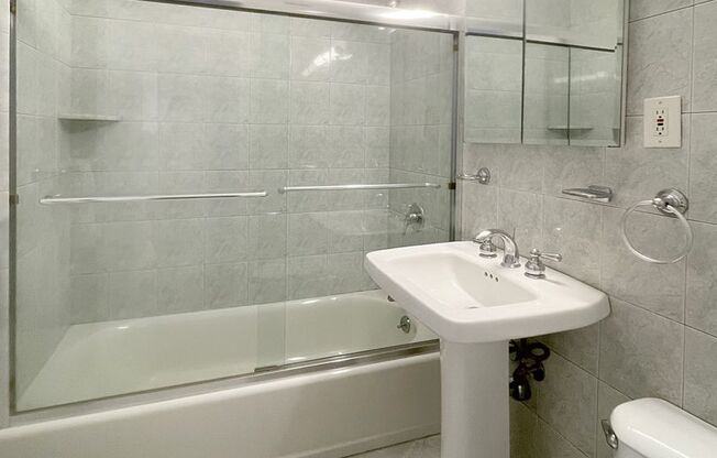1 bed, 1 bath, 812 sqft, $5,450, Unit 10R