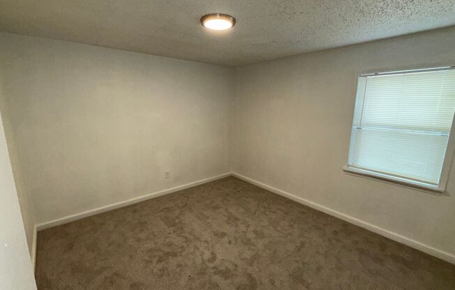 2 beds, 1 bath, 750 sqft, $595, Unit A