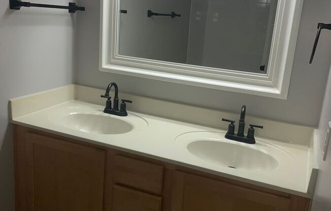 1 bed, 1 bath, 755 sqft, $1,150, Unit 5905H