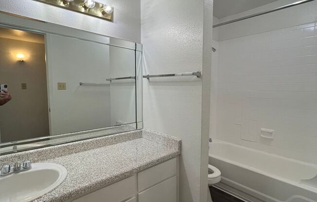 2 beds, 2 baths, 1,000 sqft, $1,315, Unit 411