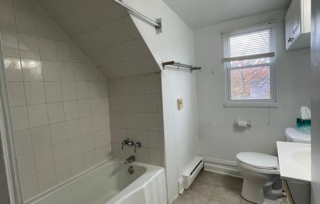 2 beds, 1 bath, $1,045, Unit Apt 3