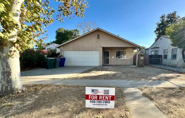 $2,495 Shields & Maroa - 5 bedroom & 2 bathrooms - Princeton Ave, Fresno - Solar Panels