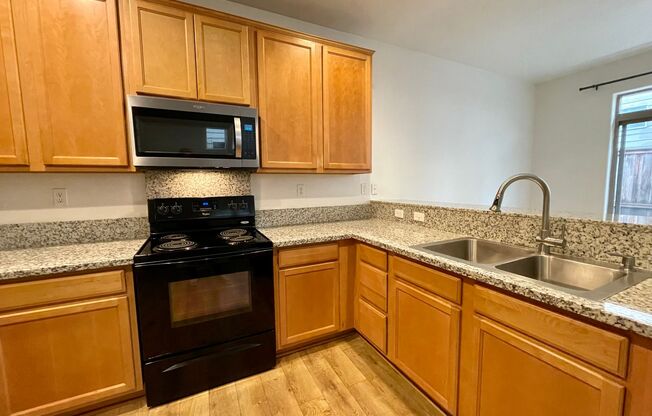 Traditional Beaverton 4 Bed 2.5 Bath House ~  Convenient to Nike, Intel Aloha and Washer & Dryer Hook Ups and Garage!