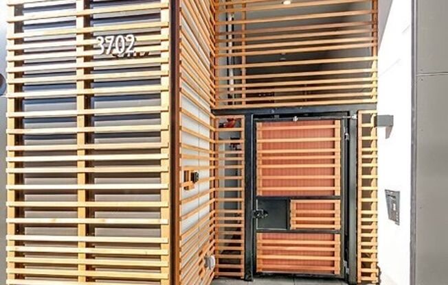 Studio, 1 bath, 300 sqft, $1,395, Unit 204