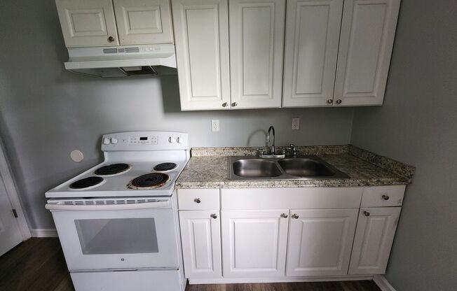 3 beds, 1 bath, $1,700, Unit Unit 3