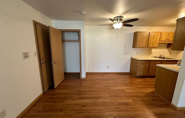 2 beds, 1 bath, $985, Unit 211-2