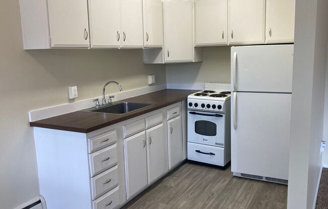 1 bed, 1 bath, 585 sqft, $1,129, Unit 9