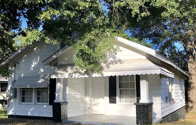 Cute 2 Bed/1 Bath HOUSE w/ yard!!