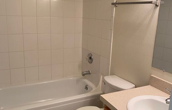 1 bed, 1 bath, 672 sqft, $945, Unit 2-17