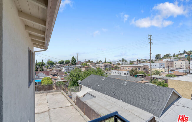 945 N DITMAN AVE