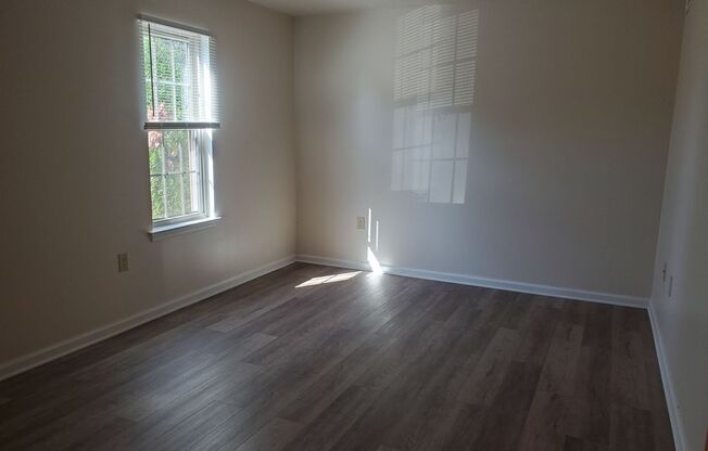 2 beds, 1 bath, $1,350, Unit Apt. Q