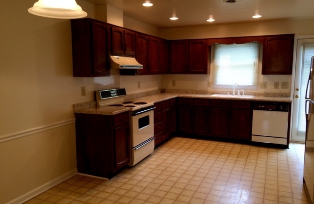 2 beds, 1 bath, $1,250