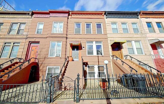 611 BAINBRIDGE ST
