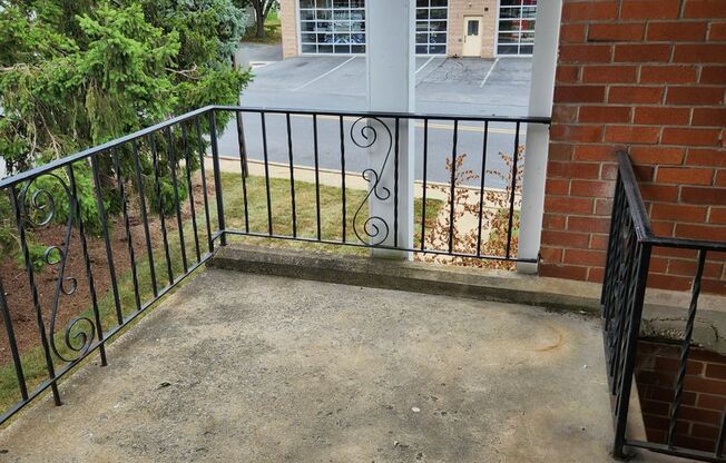 2 beds, 1 bath, 859 sqft, $1,450, Unit GL07004