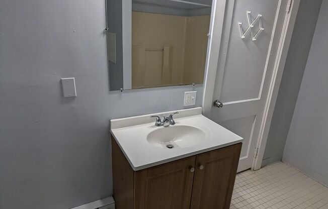 1 bed, 1 bath, 600 sqft, $1,050, Unit 47 Vliet - Unit 2