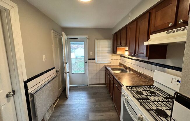 2 beds, 1 bath, $1,100