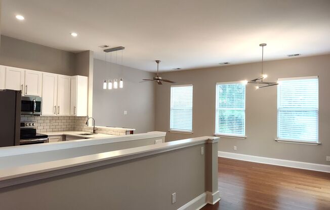 Pristine Condo located in The Colony Condos area!
