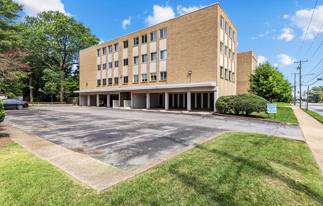 Quiet Norfolk Condo – Utilities & Parking Included!