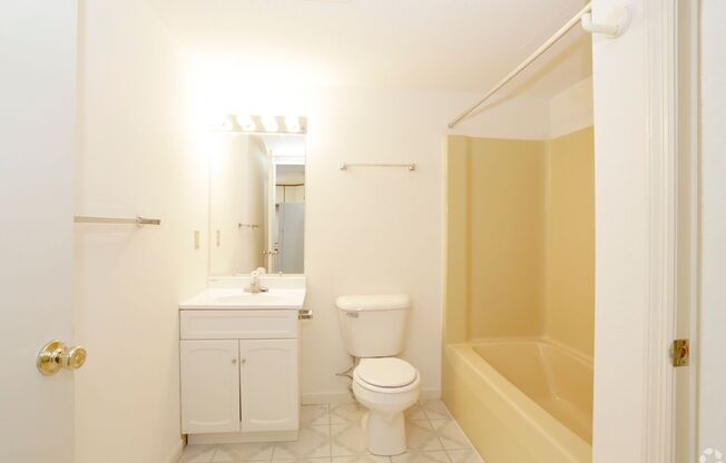 1 bed, 1 bath, 653 sqft, $1,010, Unit K-10