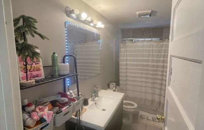 3 beds, 1 bath, $2,400, Unit 624 Smith #1