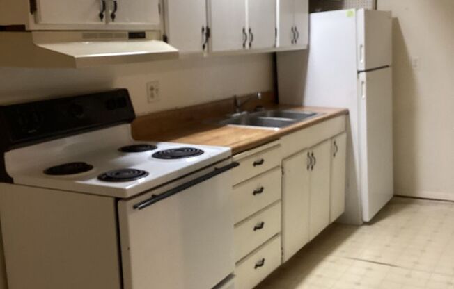 2 beds, 1 bath, $700, Unit 13