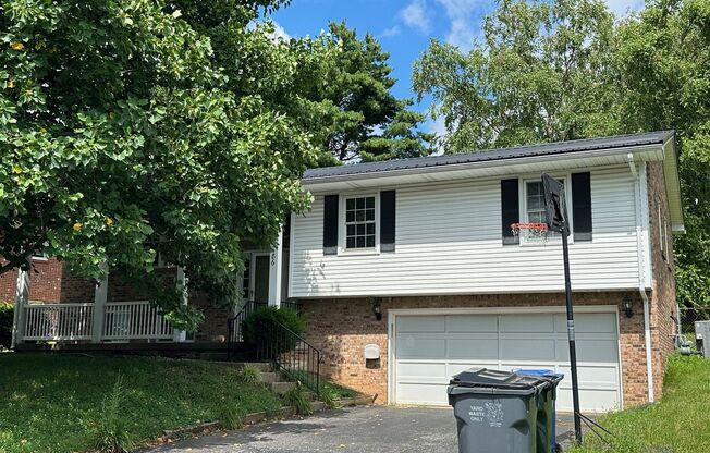 Beautiful House in Tates Creek! 3 BR, 2.5 Baths, Garage, Finished Basement; on a Cul-de-sac