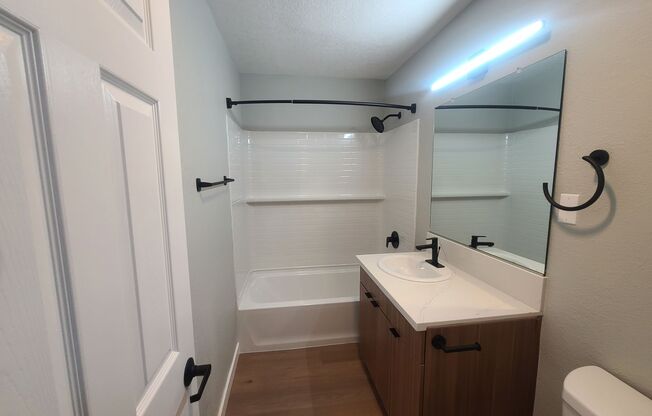 2 beds, 1 bath, 950 sqft, $3,100, Unit 1720-28