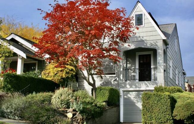 3-Story Greenlake Home with a View - Deck & Patio, Washer/Dryer, Private Garage