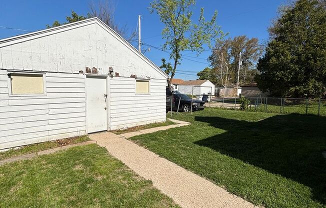 SINGLE FAMILY, 3 BEDROOMS, 2 KITCHENS, 2 BATHS 2 GARAGES, FENCED YARD!