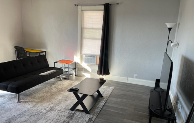 2 beds, 1 bath, $1,250, Unit 107 Bluff St Unit B