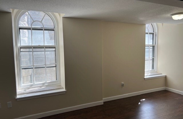 2 beds, 1 bath, 764 sqft, $2,100, Unit 1-27