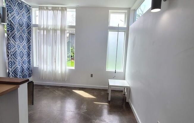 Studio, 1 bath, 375 sqft, $1,175, Unit ADU