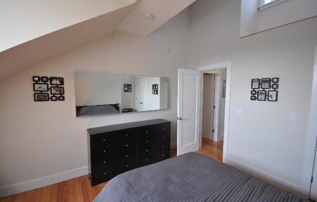 2 beds, 1 bath, $5,400, Unit 6