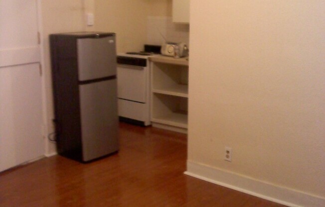 Studio, 1 bath, $895, Unit #B