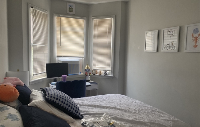 2 beds, 1 bath, 800 sqft, $2,700, Unit 2