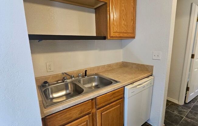 2 beds, 1 bath, $775