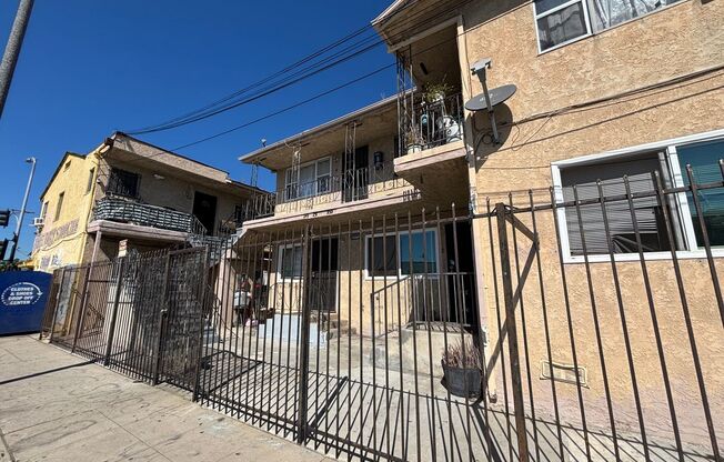 Upstairs 1 Bedroom / 1 Bathroom Apartment – Los Angeles