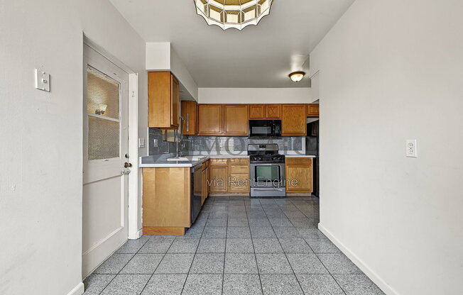 3 beds, 2 baths, 1,553 sqft, $2,300
