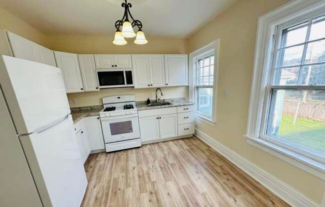 3 beds, 1 bath, $1,545, Unit 2S