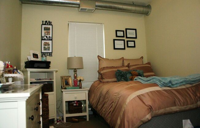 4 beds, 2 baths, $2,650, Unit 401