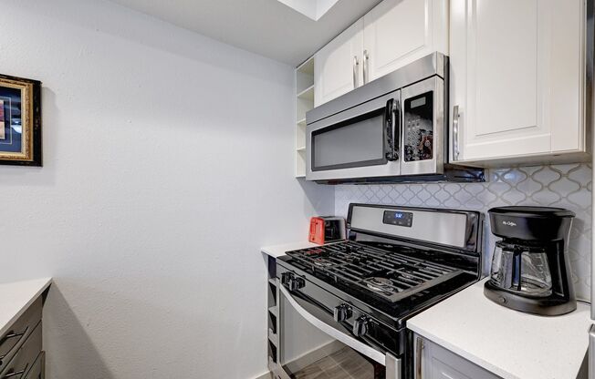 2 beds, 1 bath, 860 sqft, $1,749, Unit 105