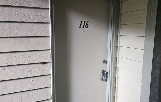 Renton Sunset Heights Condominiums - 2 bedroom 1 bathroom lower floor unit - Water,Sewer & Garbage included- Available Nov 1st!