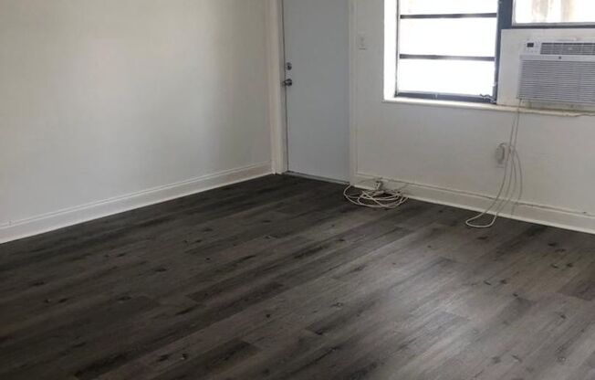 1 bed, 1 bath, 700 sqft, $1,900