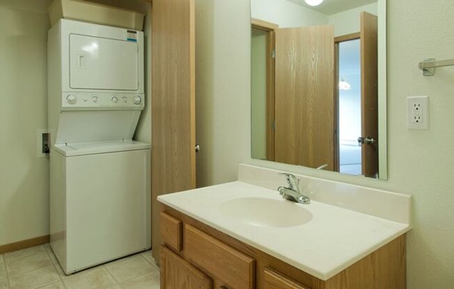 2 beds, 1 bath, 966 sqft, $1,300, Unit 221