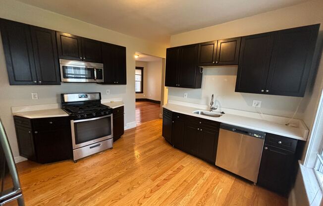 3 beds, 1 bath, $2,600, Unit 2