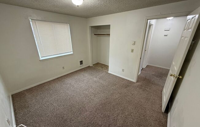 2 beds, 1 bath, $995, Unit #D