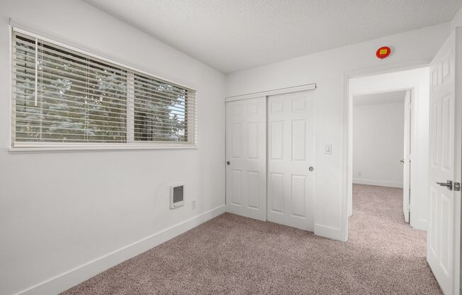 2 beds, 1 bath, 700 sqft, $1,335, Unit 04