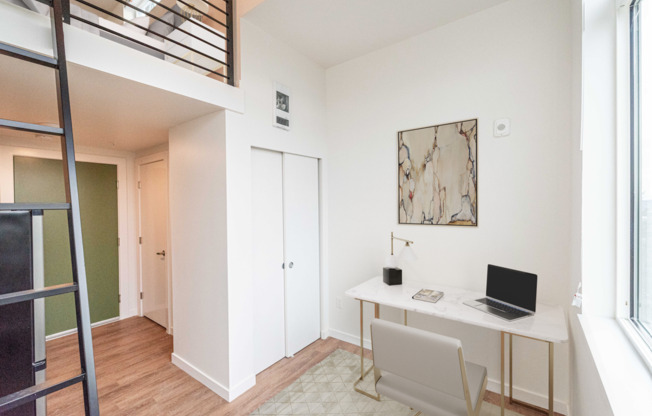 Studio, 1 bath, 270 sqft, $1,386, Unit 410