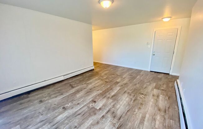 2 beds, 1 bath, $1,295, Unit 16